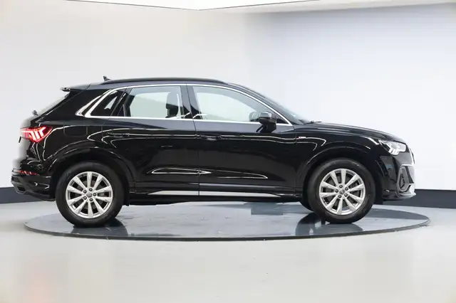 Audi Q3 view 21