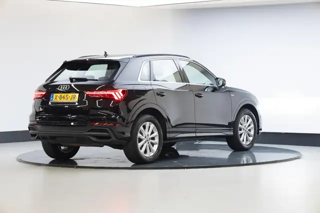 Audi Q3 view 22