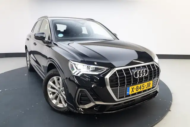 Audi Q3 view 3