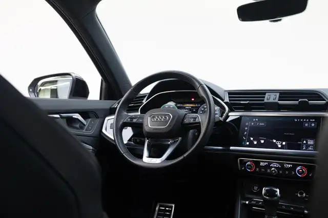 Audi Q3 view 9