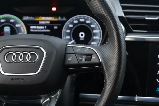 Audi Q3 view 12