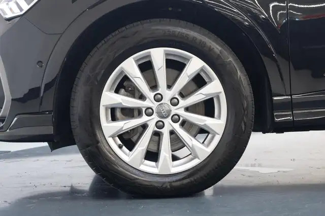 Audi Q3 view 27