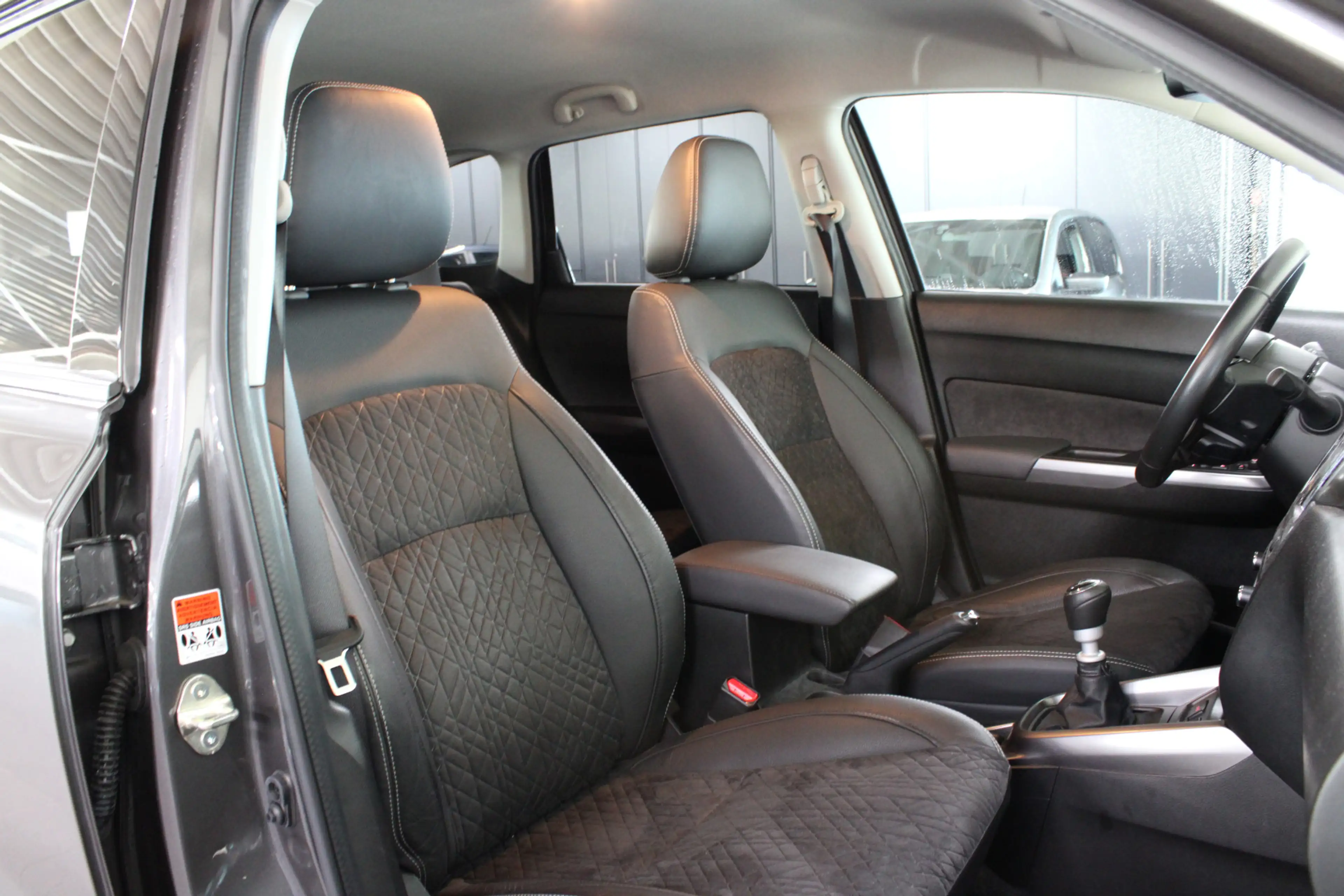 Suzuki Vitara 1.4 Boosterjet Style Smart Hybrid Allseason banden — photo 6