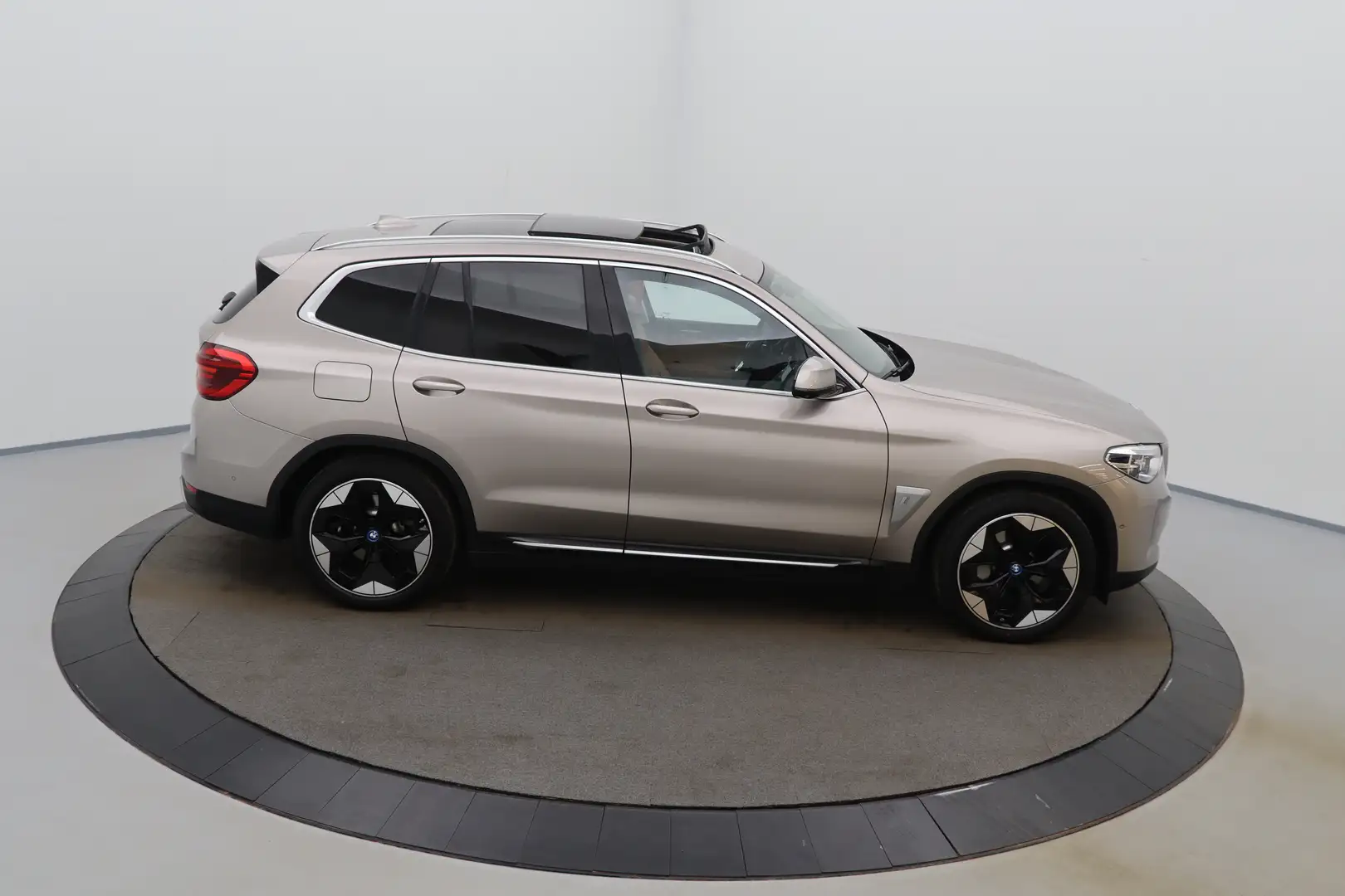 BMW iX3 80 kWh Impressive LEDER/CUIR Adapt. LED GPS PDC 36 Oro - 2