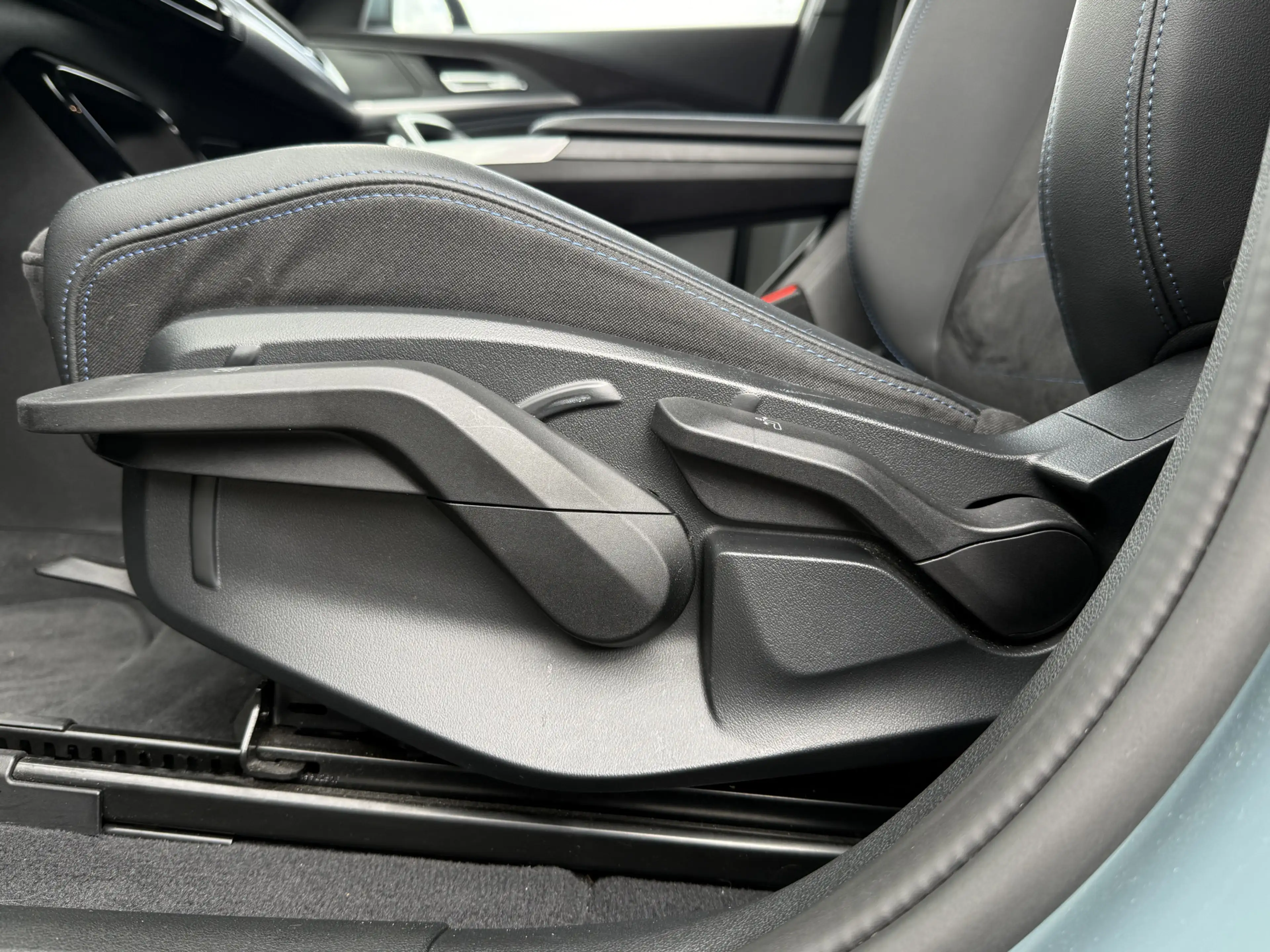 BMW iX2 xDrive30 | M-Sport | 20'' | Driv. Ass. Plus | Head — photo 10