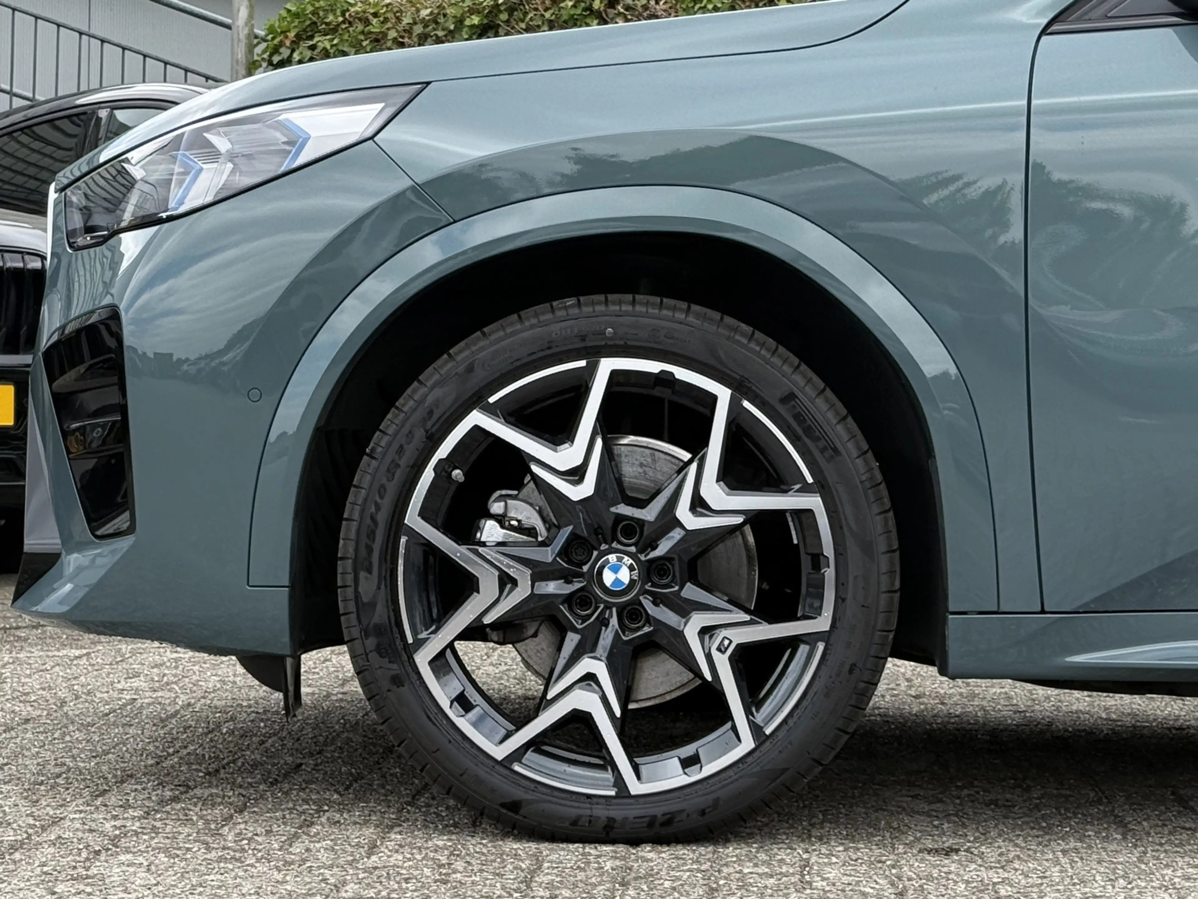 BMW iX2 xDrive30 | M-Sport | 20'' | Driv. Ass. Plus | Head — photo 4