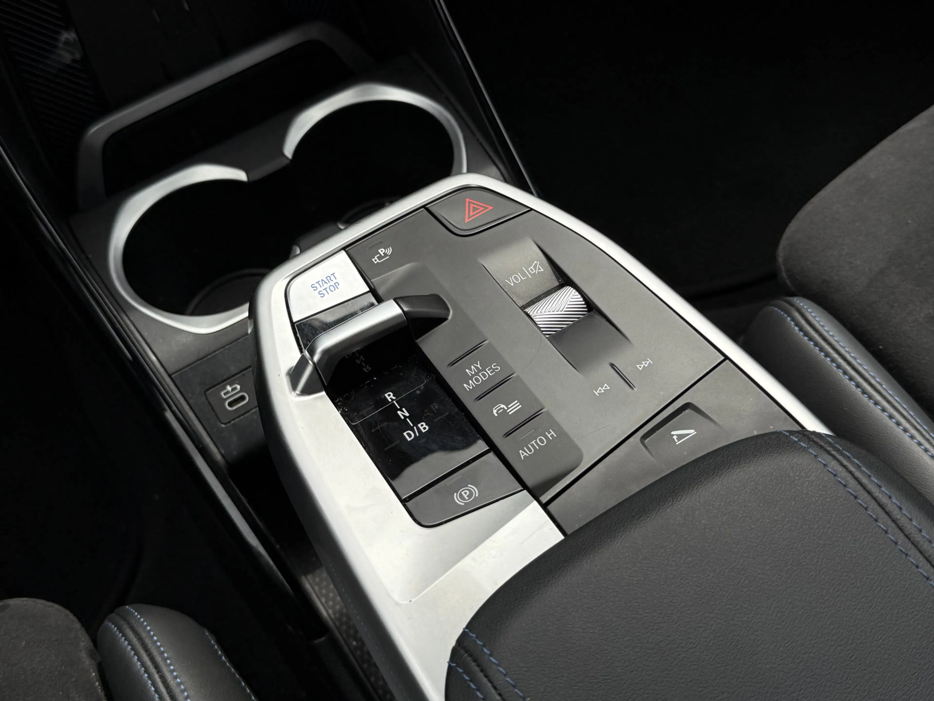 BMW iX2 xDrive30 | M-Sport | 20'' | Driv. Ass. Plus | Head — photo 15