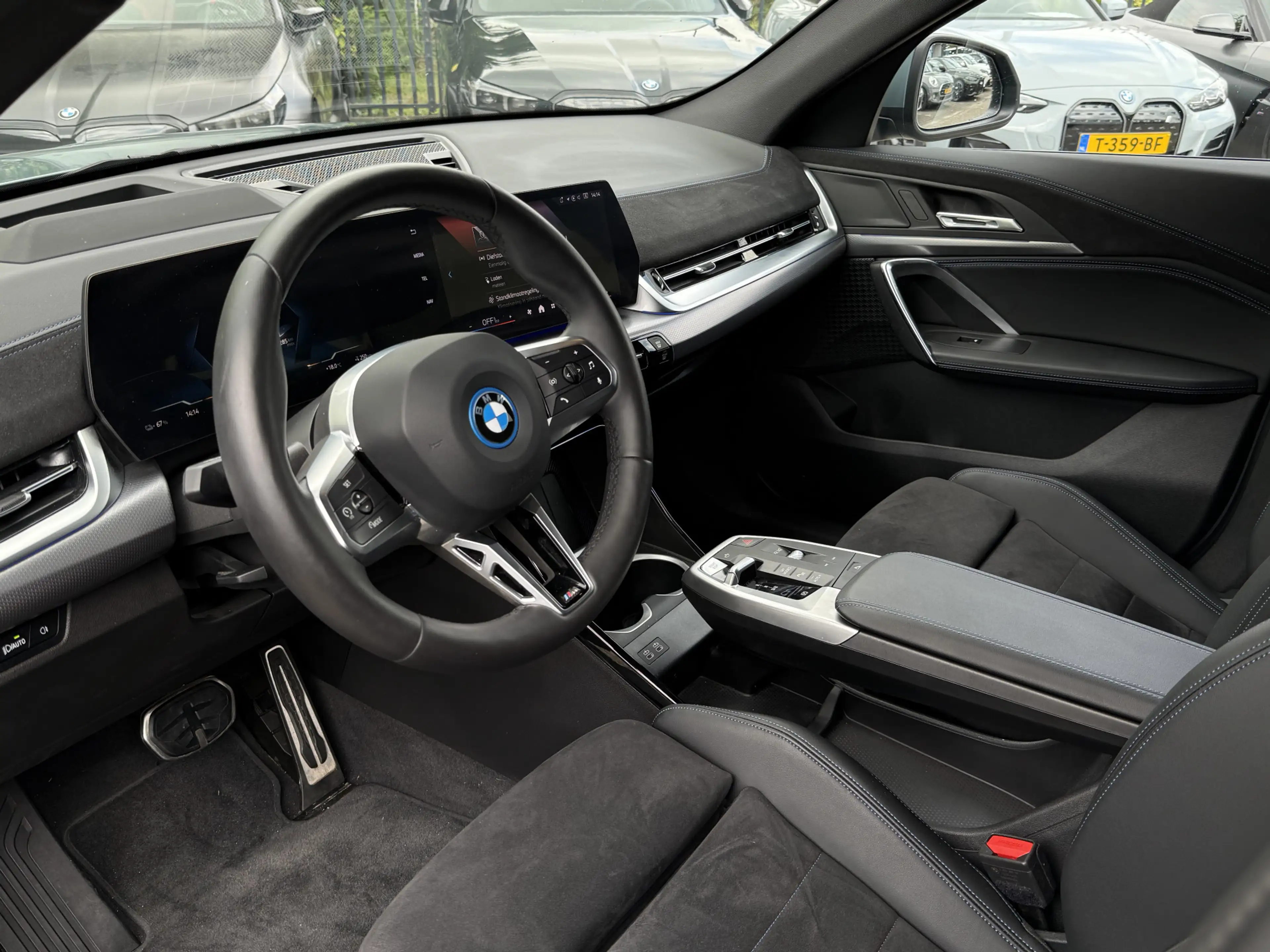 BMW iX2 xDrive30 | M-Sport | 20'' | Driv. Ass. Plus | Head — photo 11