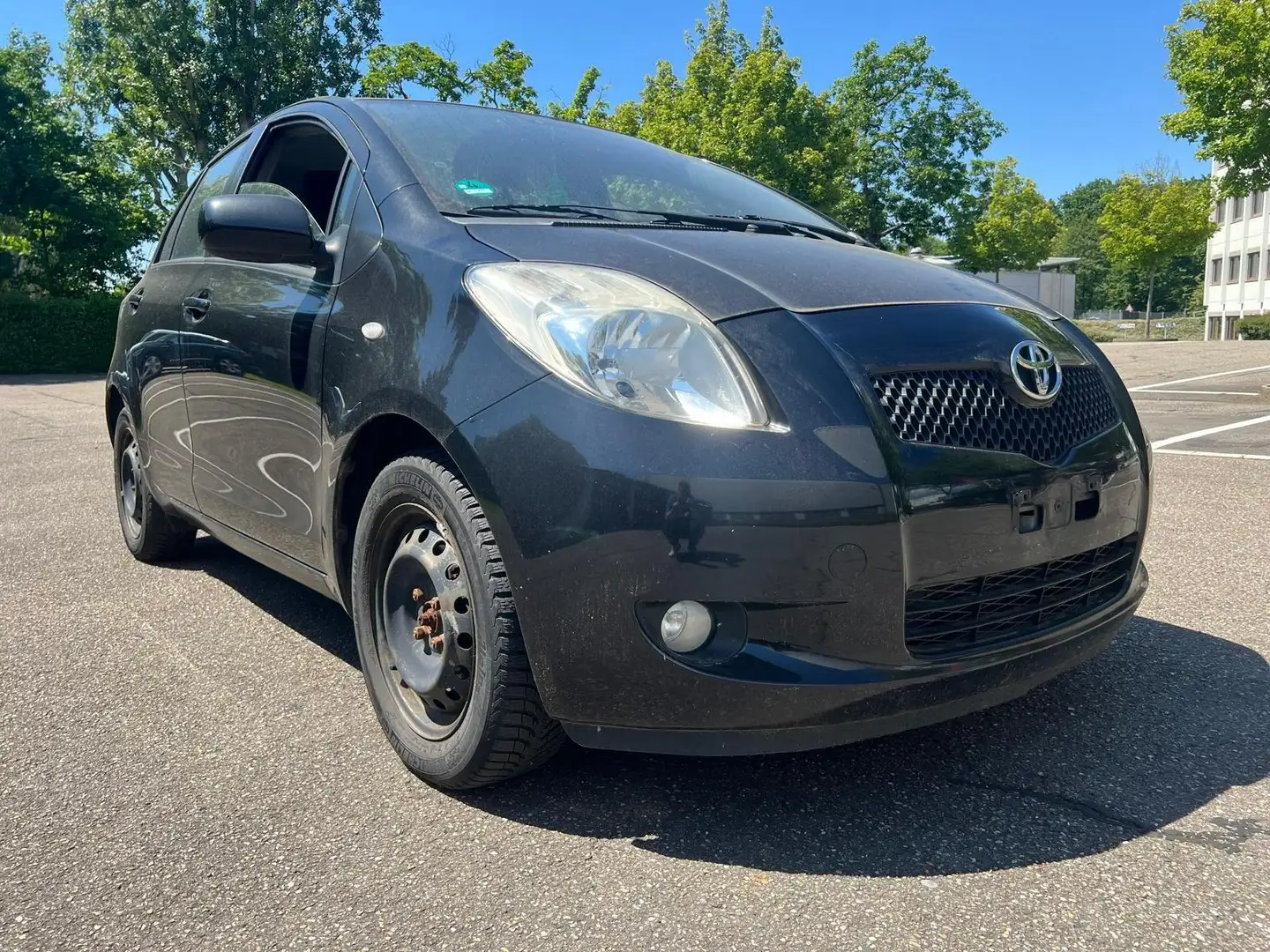 Toyota Yaris Schwarz - 1