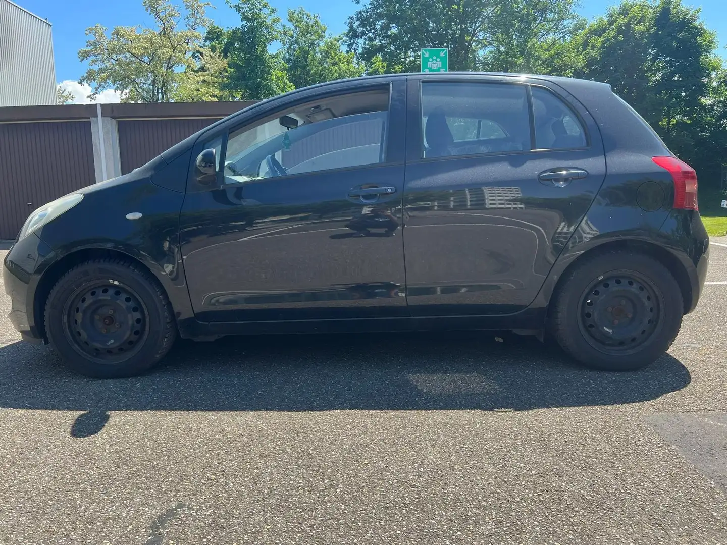 Toyota Yaris Schwarz - 2