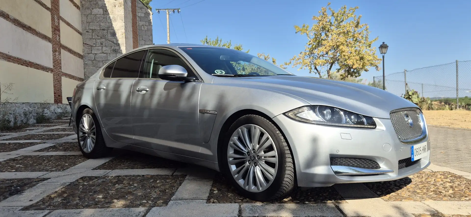 Jaguar XF 2.2 Diesel Premium Luxury Aut. Gris - 2
