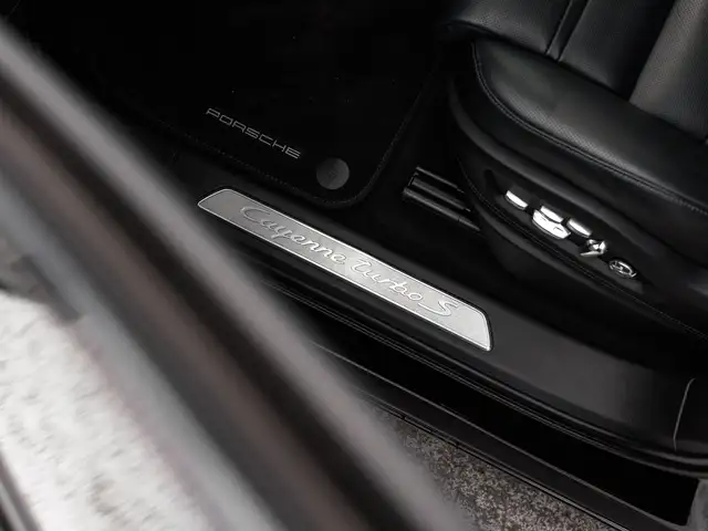 Porsche Cayenne view 15