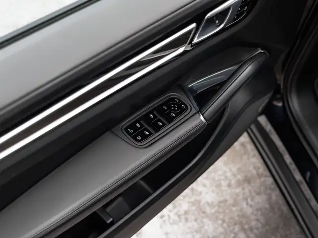 Porsche Cayenne view 14