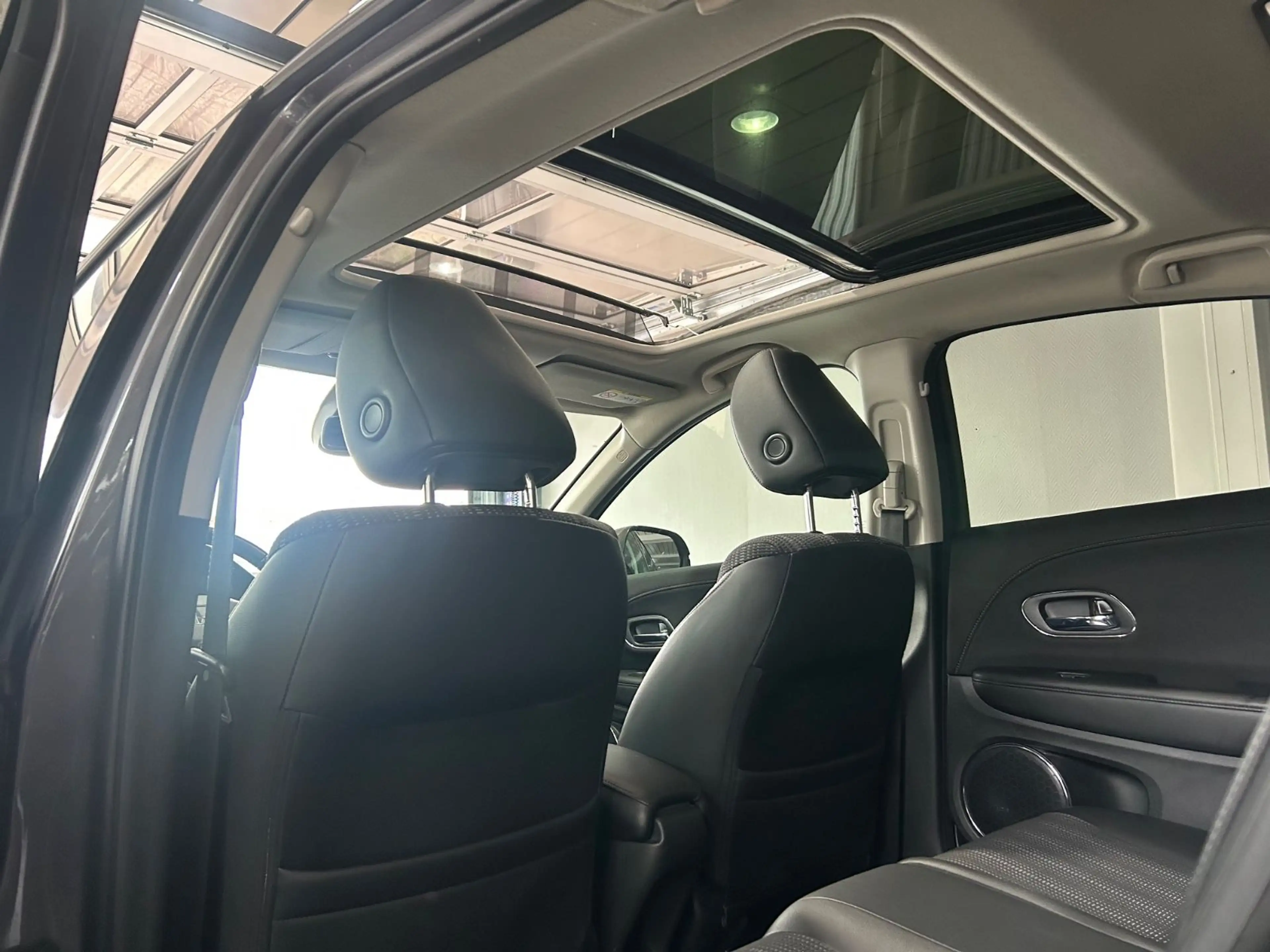 Honda HR-V 1.5 i-VTEC Executive Automatik Navi Pano — photo 11