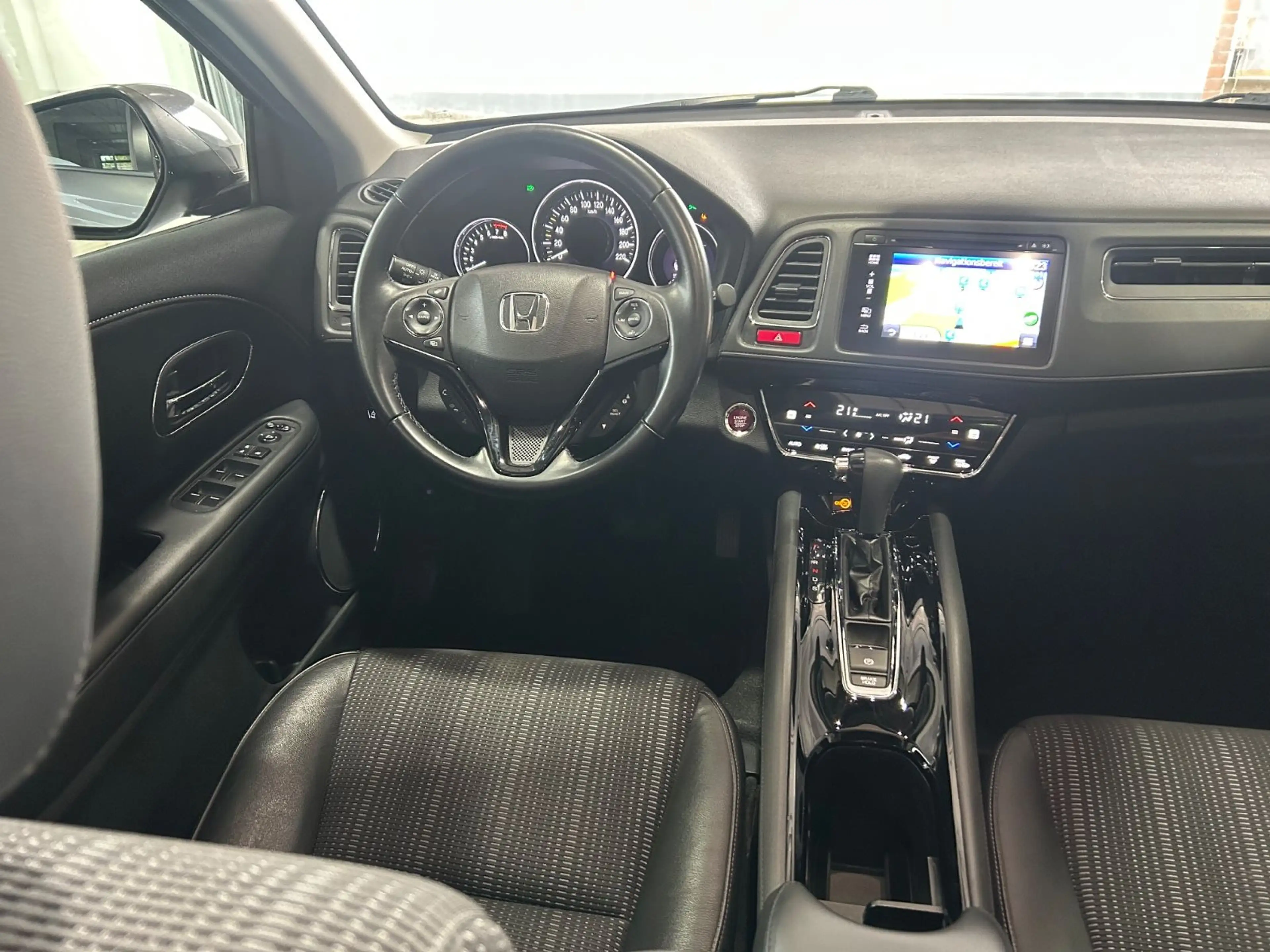 Honda HR-V 1.5 i-VTEC Executive Automatik Navi Pano — photo 12
