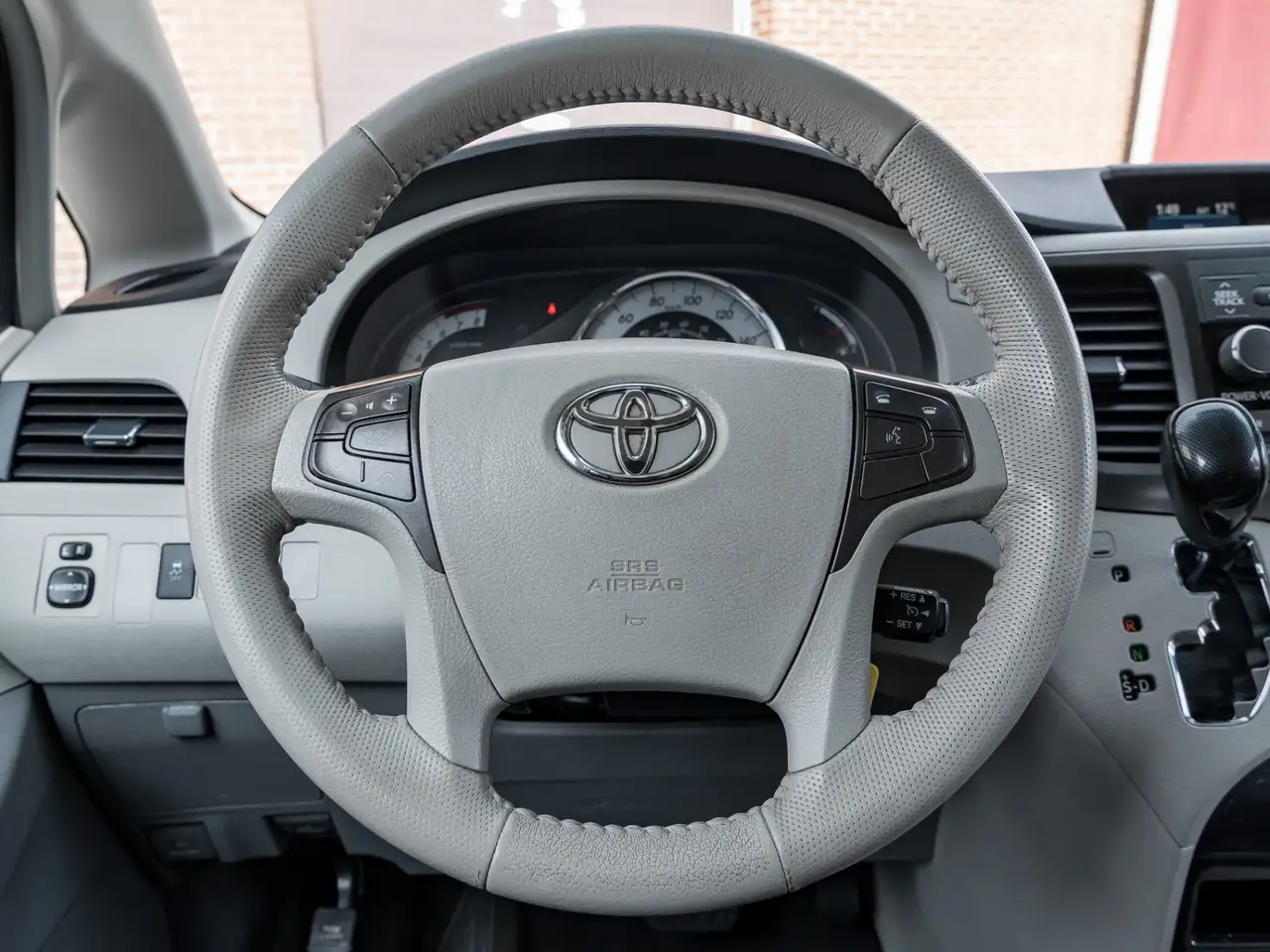 Toyota Sienna снимка Toyota Sienna
