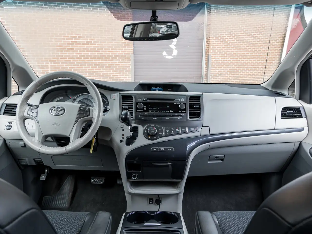 Toyota Sienna снимка Toyota Sienna