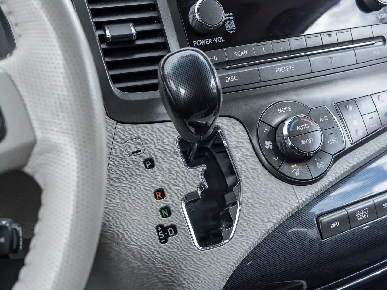 Toyota Sienna снимка Toyota Sienna