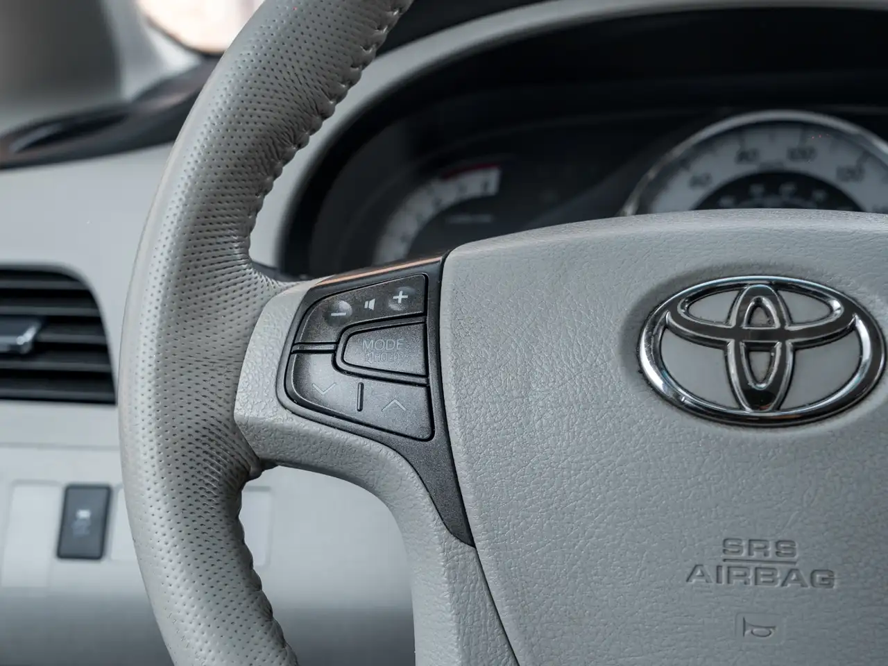 Toyota Sienna снимка Toyota Sienna