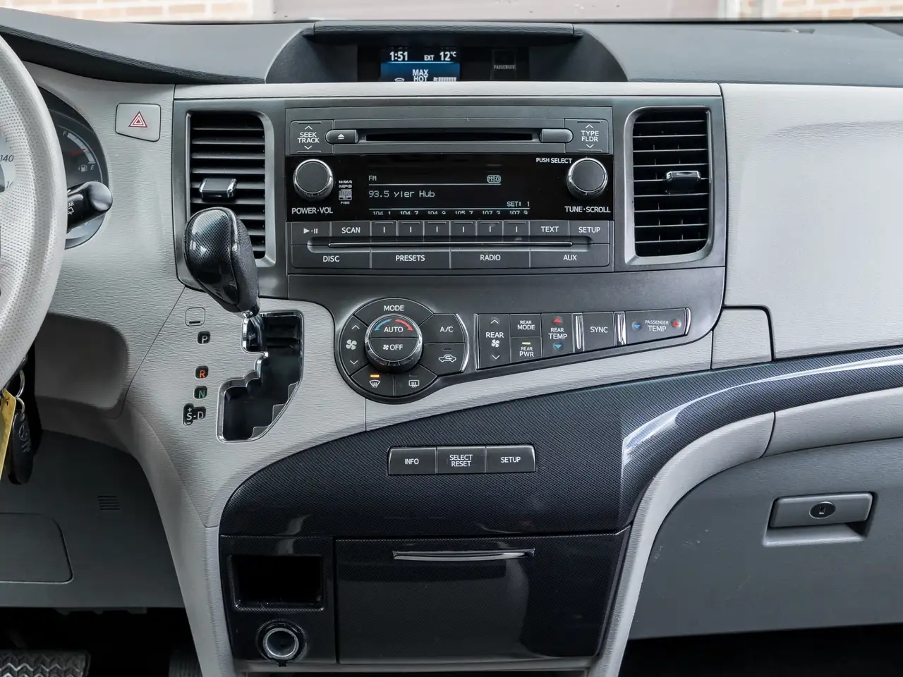 Toyota Sienna снимка Toyota Sienna
