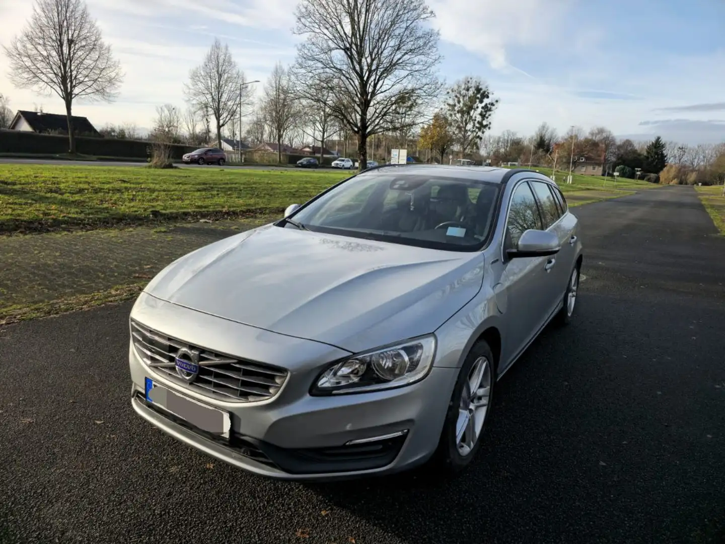 Volvo V60 V60 D6 Twin Engine Geartronic Momentum Silber - 1