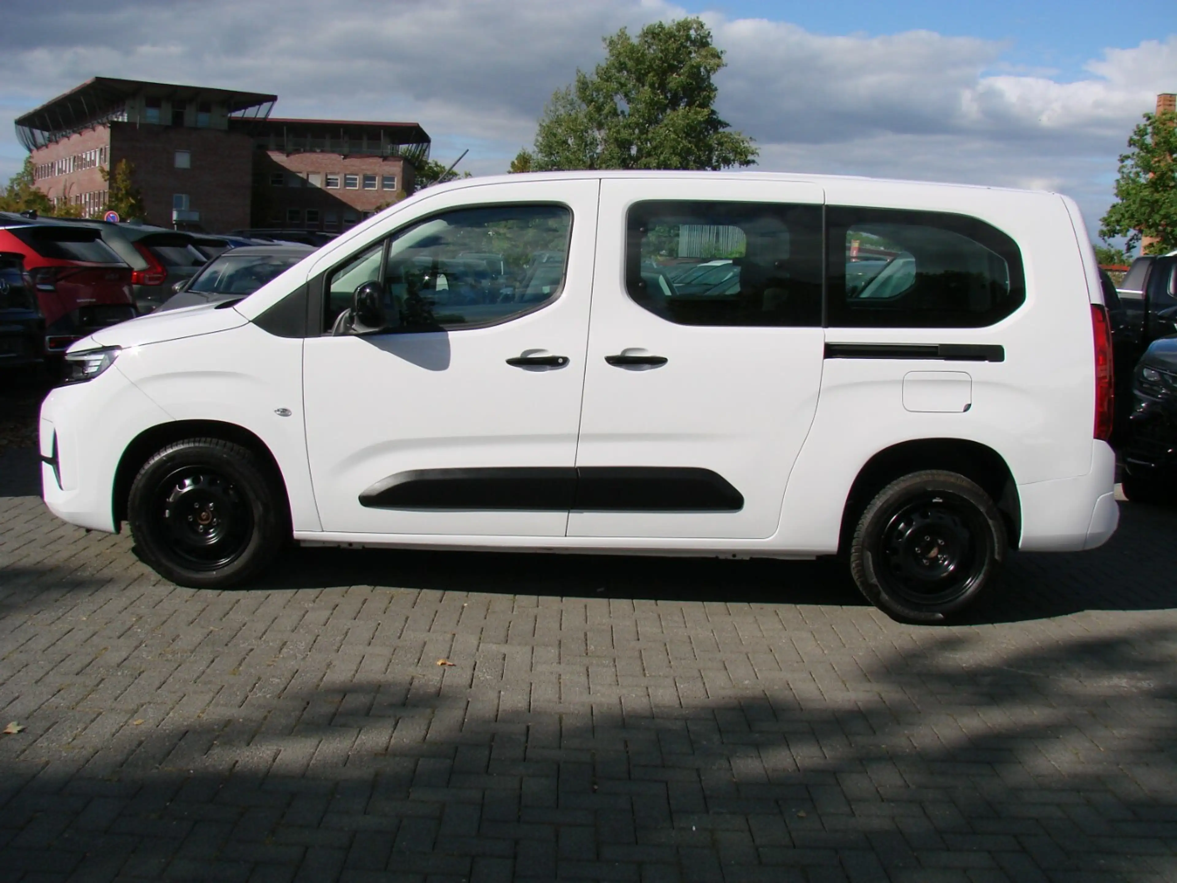 Opel Combo Life E 1.5L Edition XL N1 LED AHK Kamera 180° — photo 5