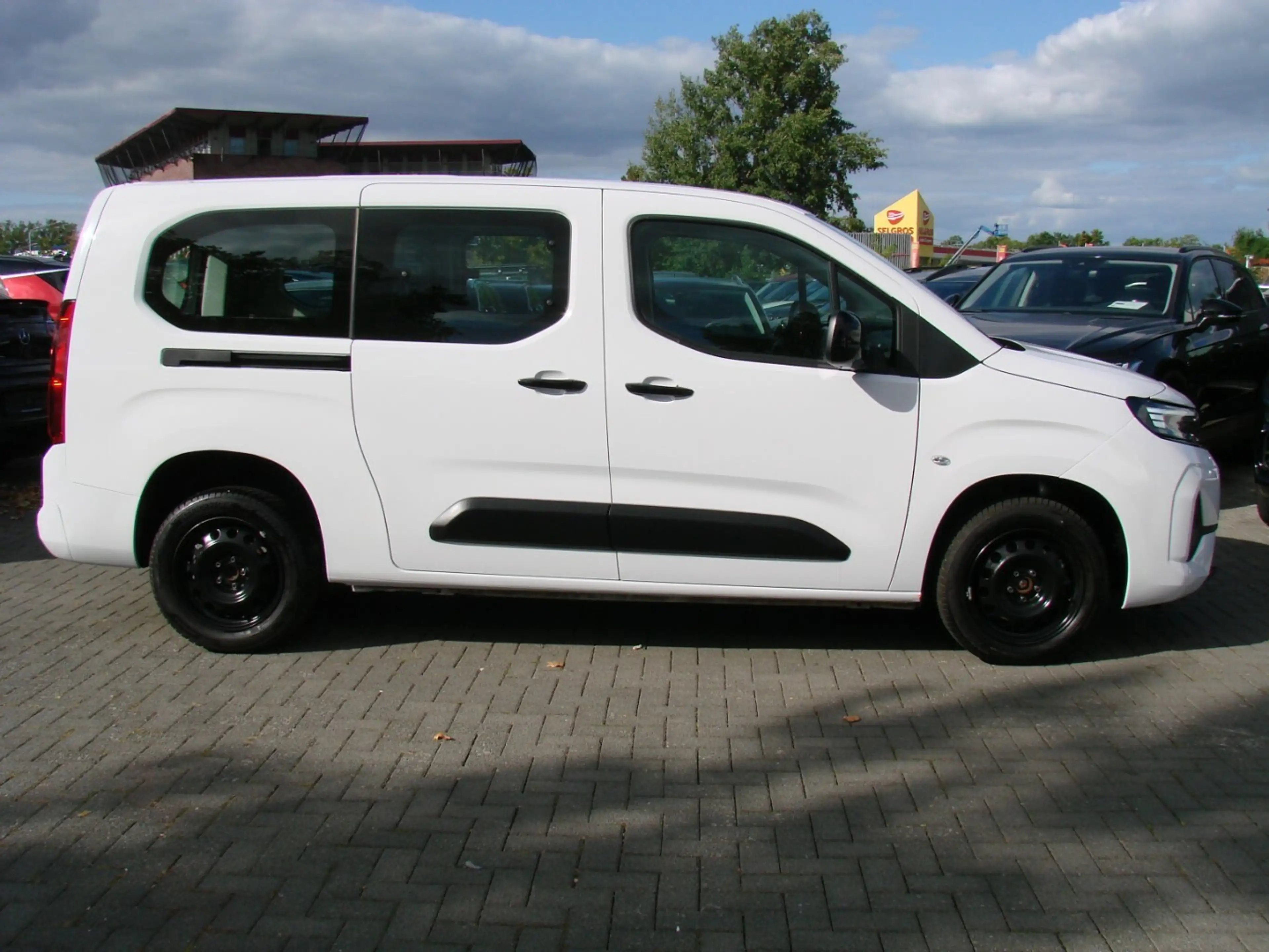 Opel Combo Life E 1.5L Edition XL N1 LED AHK Kamera 180° — photo 4
