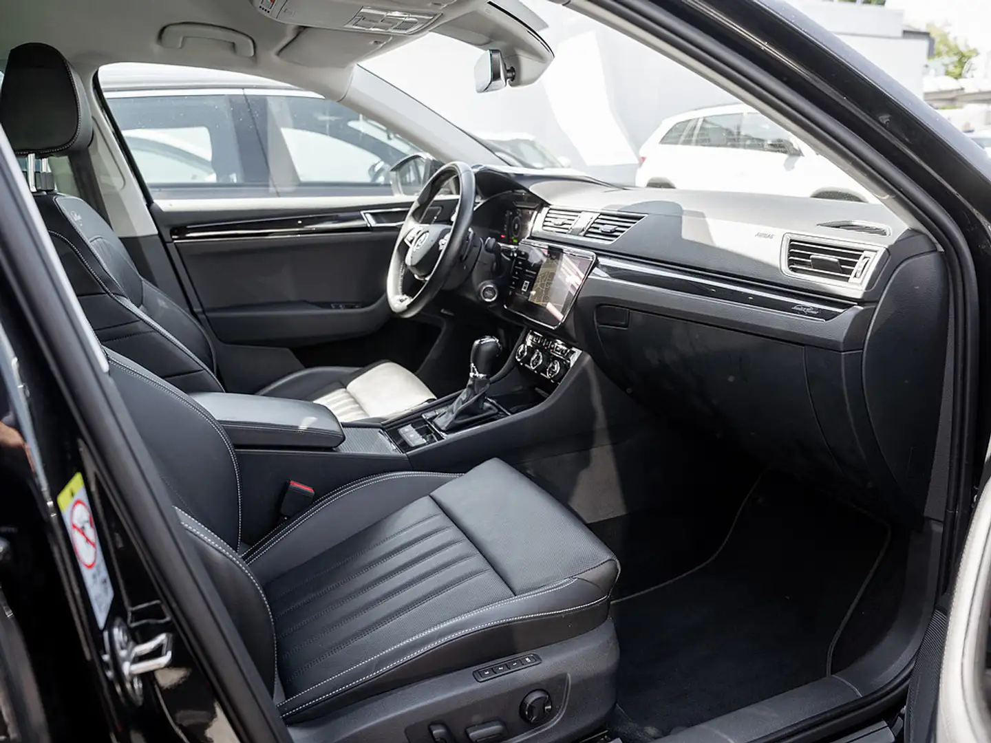 Skoda Superb Combi 1.4 TSI iV L&K DSG Navi Kamera A Schwarz - 2