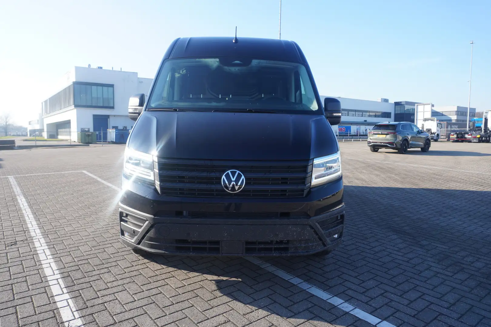 Volkswagen Crafter 30 2.0 TDI L3H3 Highline 30 2.0 TDI 140PK Aut, L3H Zwart - 2