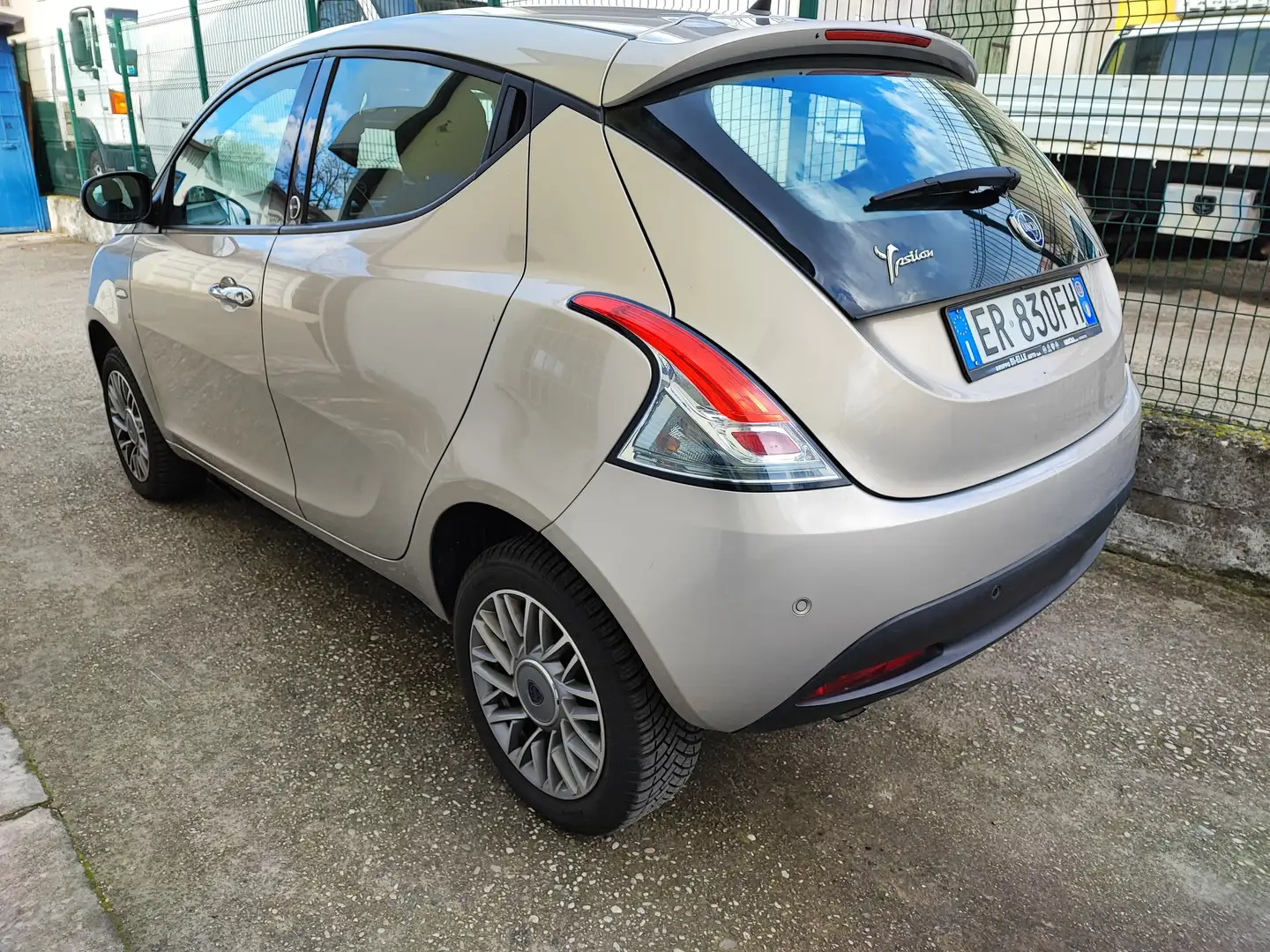 Lancia Ypsilon Bronce - 2