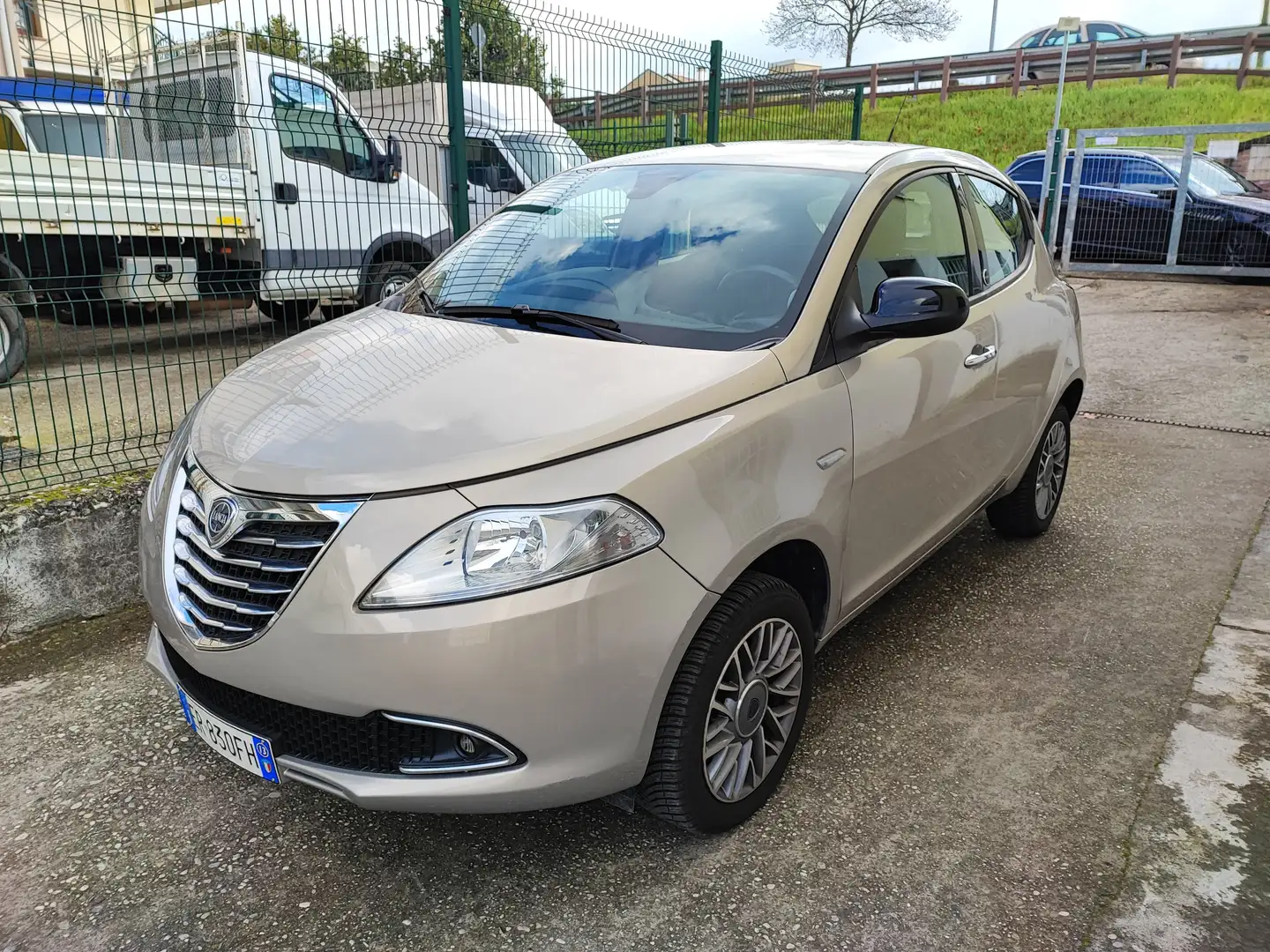 Lancia Ypsilon Bronce - 1