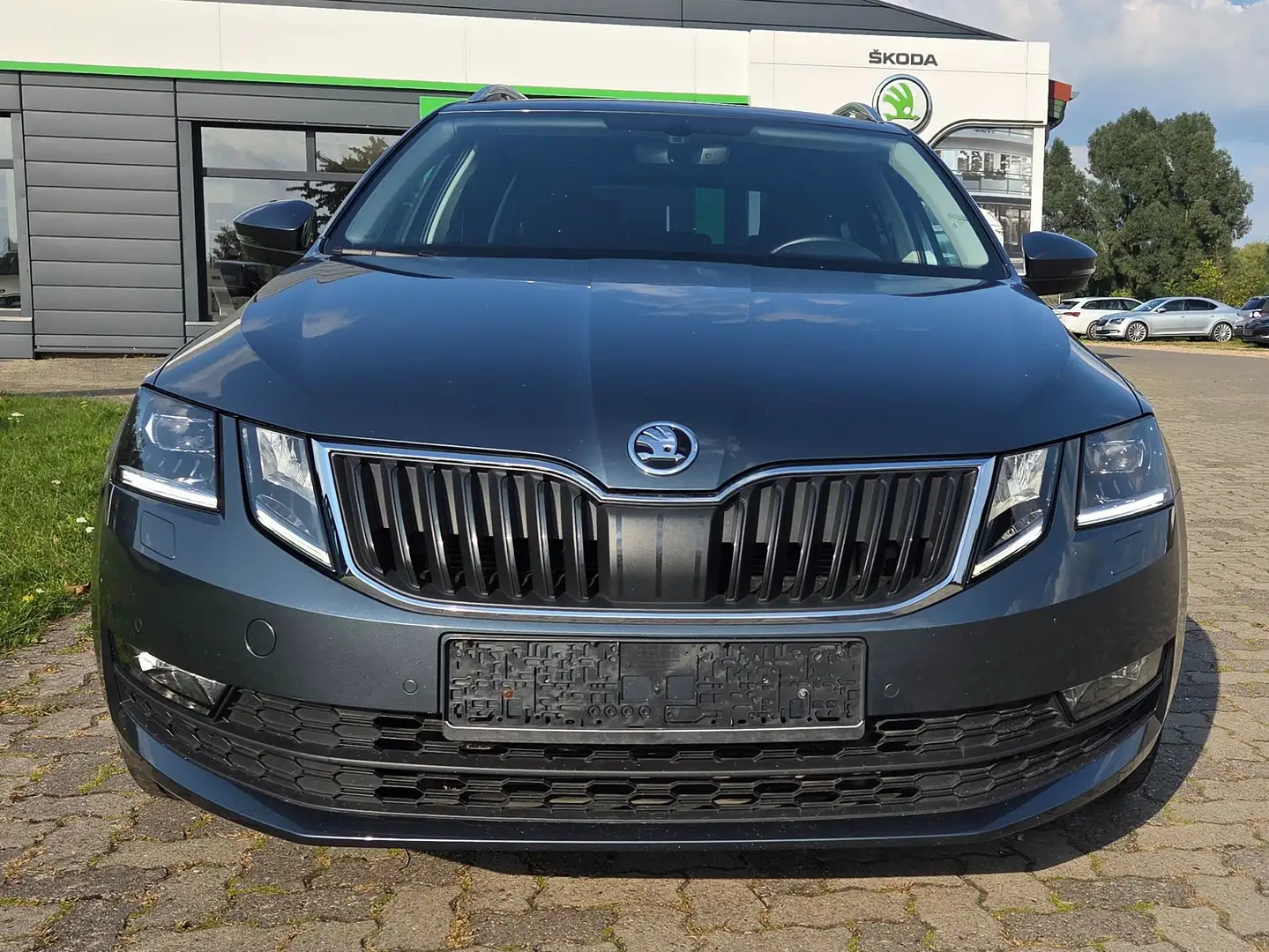 Skoda Octavia Combi 2.0 TDI DSG Drive Gris - 2