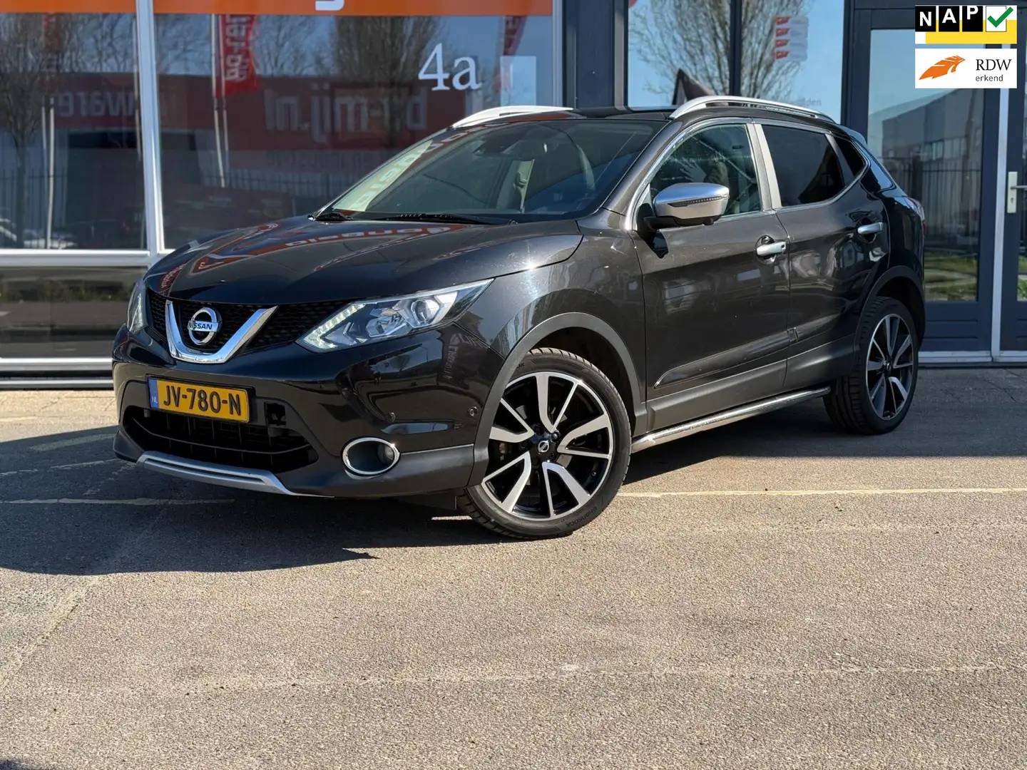 Nissan Qashqai 1.6 Tekna NAP | Pano | Airco | Leer I 360 C Zwart - 1