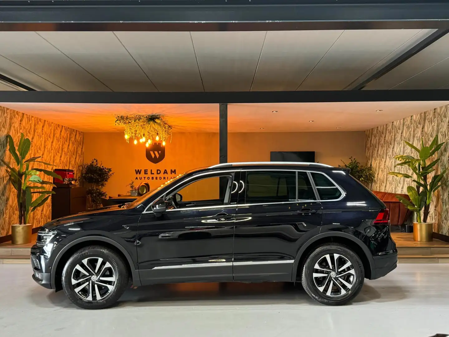 Volkswagen Tiguan 1.5 TSI ACT IQ-Drive Garantie Trekhaak Xenon Carpl Zwart - 1