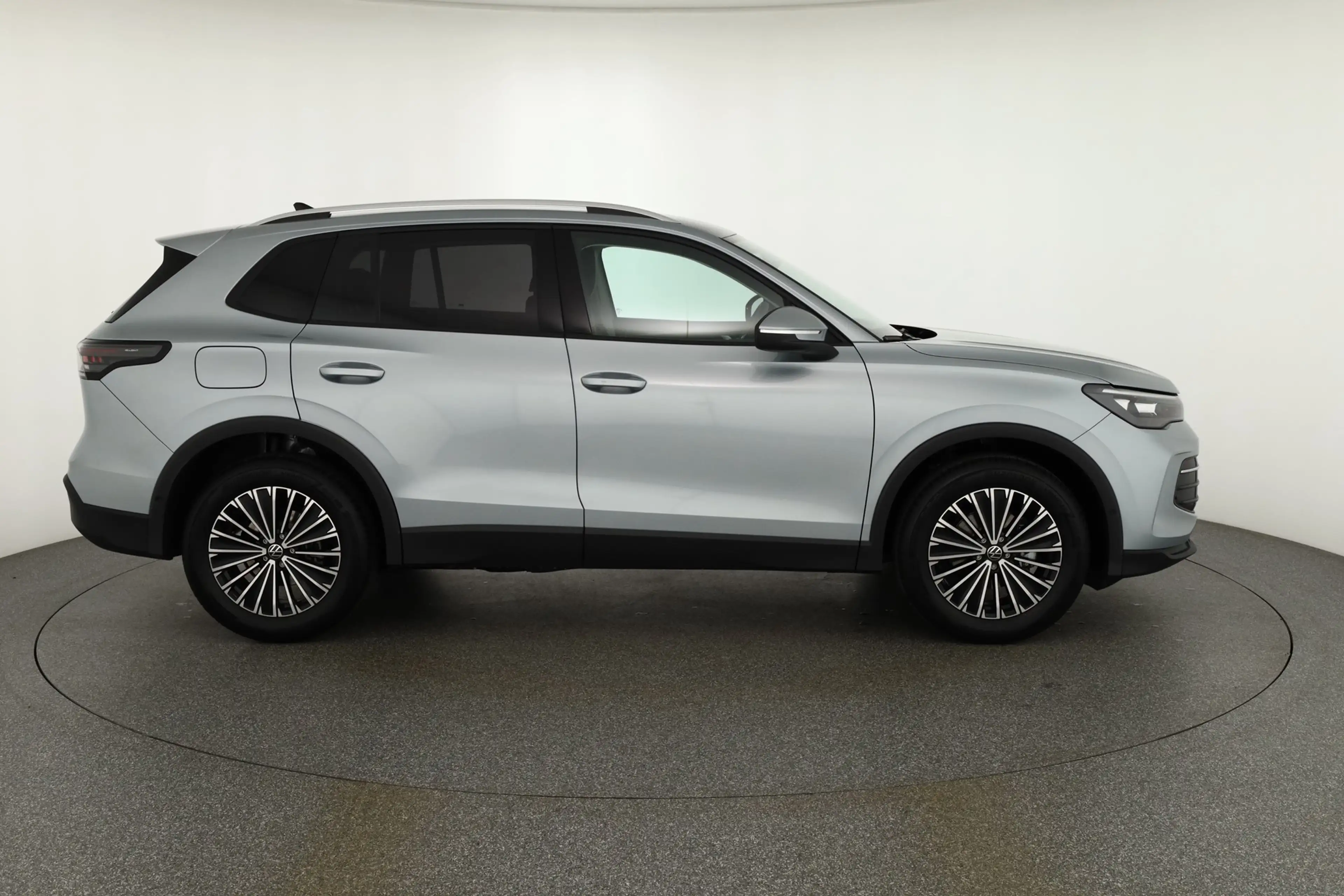 Volkswagen Tiguan 1.5 eTSI DSG LED ACC Kamera Sitzheizung — photo 6