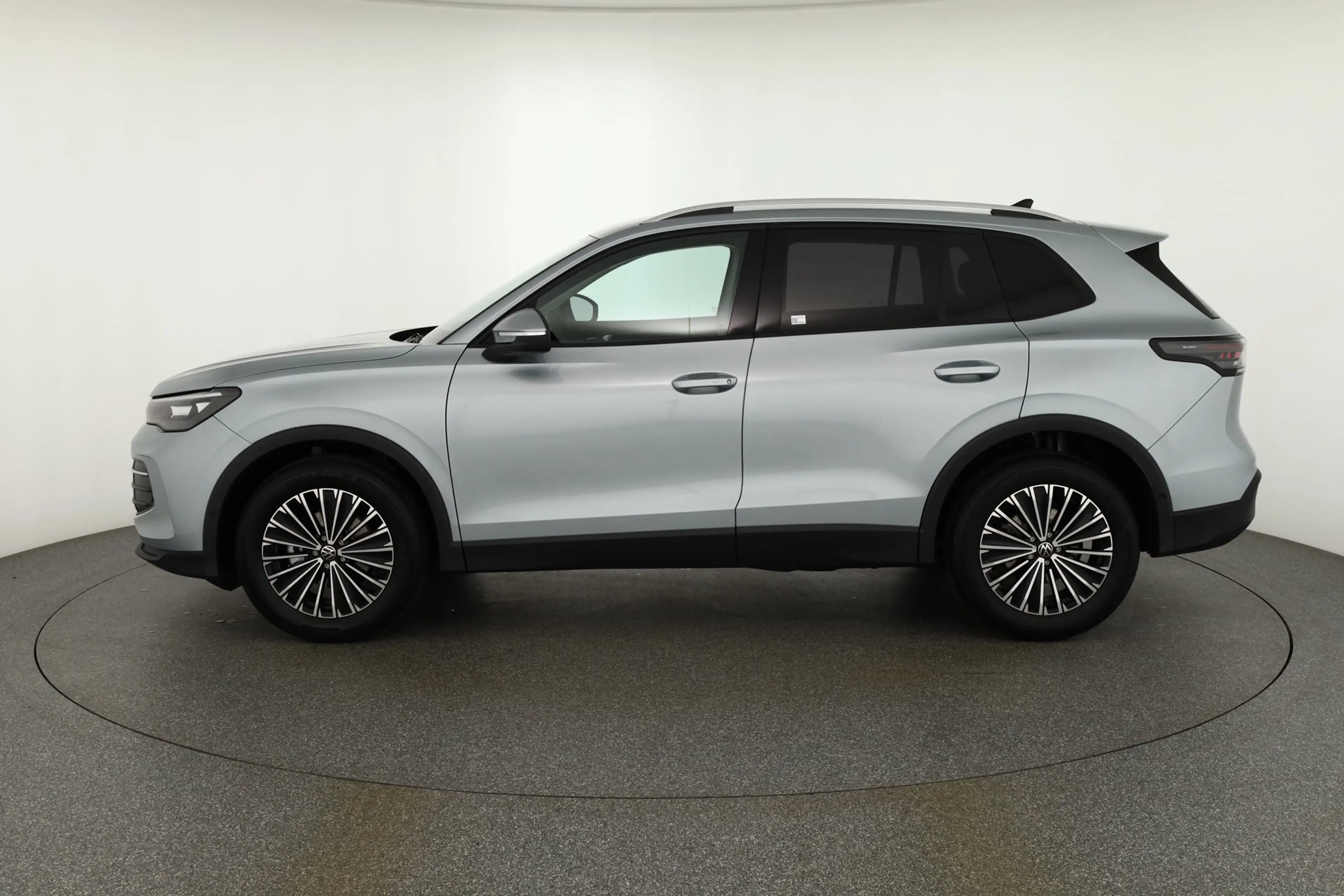 Volkswagen Tiguan 1.5 eTSI DSG LED ACC Kamera Sitzheizung — photo 2