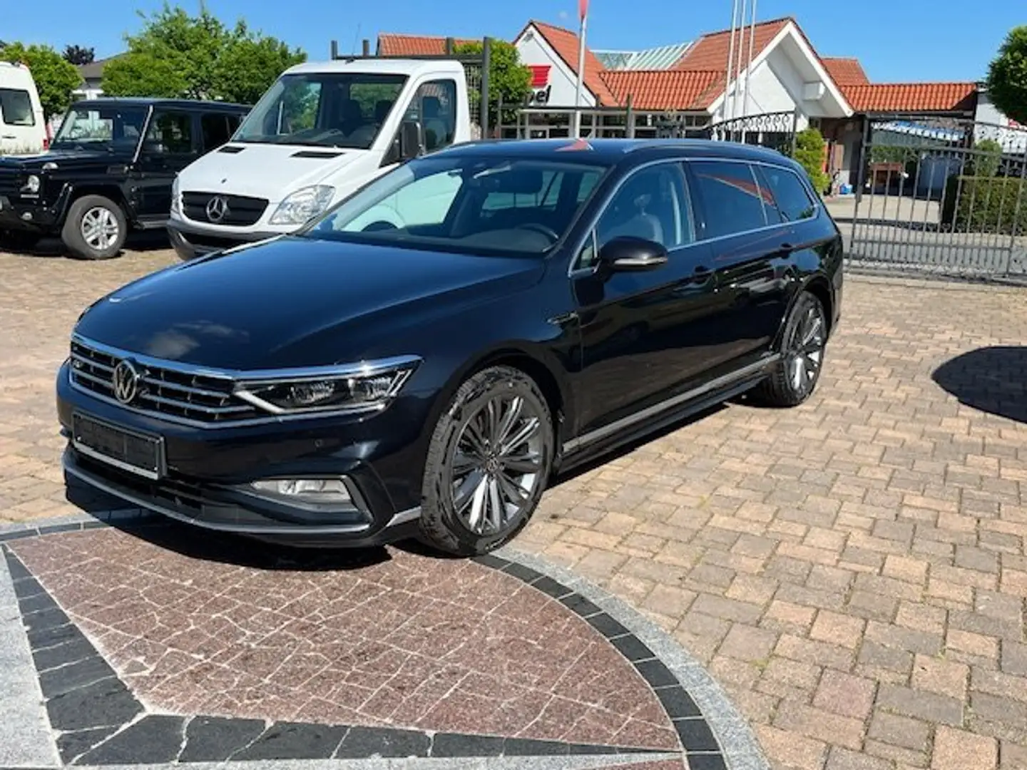 Volkswagen Passat Variant R-LINE Elegance 4Motion AHK Standheizung 1-Hand Nero - 1