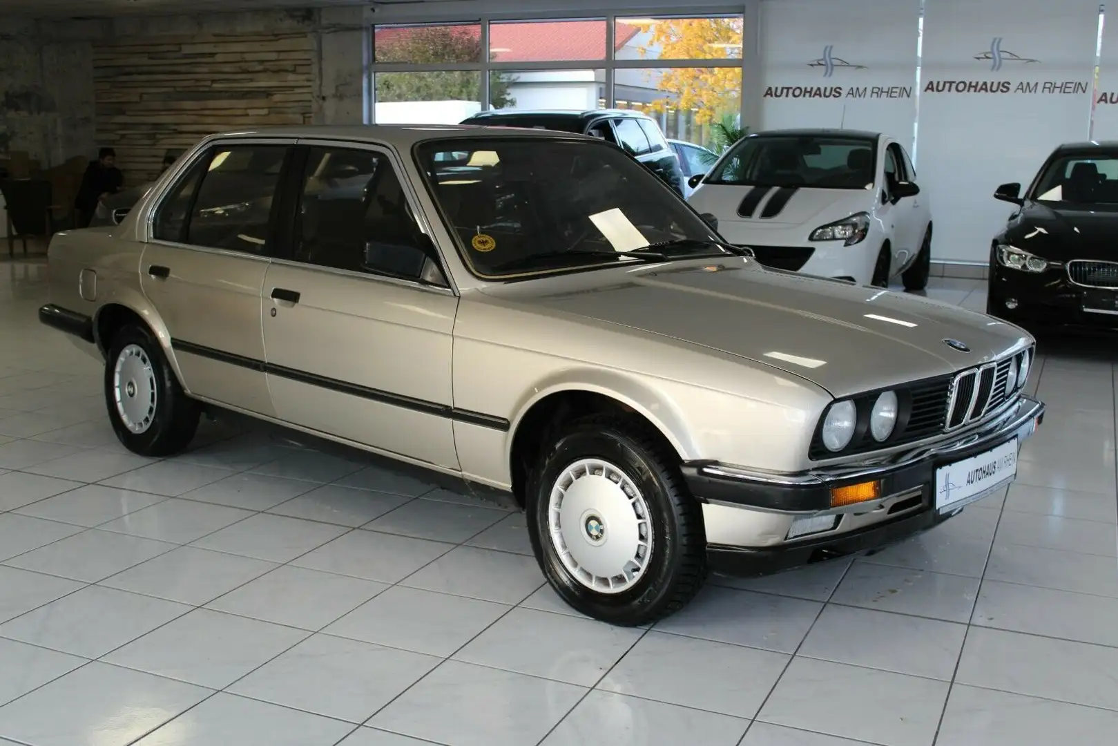 BMW 320 i+Limousine+Tüv Neu+H-Zulassung+Rostfrei+1.Hd - 1
