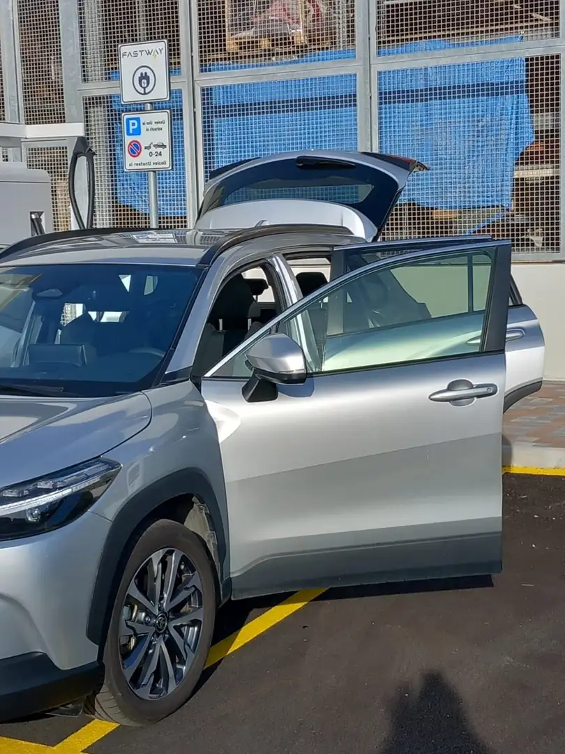 Toyota Corolla Corolla Cross 2.0h Lounge Light fwd 197cv e-cvt srebrna - 2