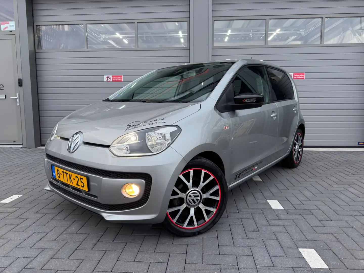 Volkswagen up! 1.0 groove up! BlueMotion R-Line NAP Grijs - 2