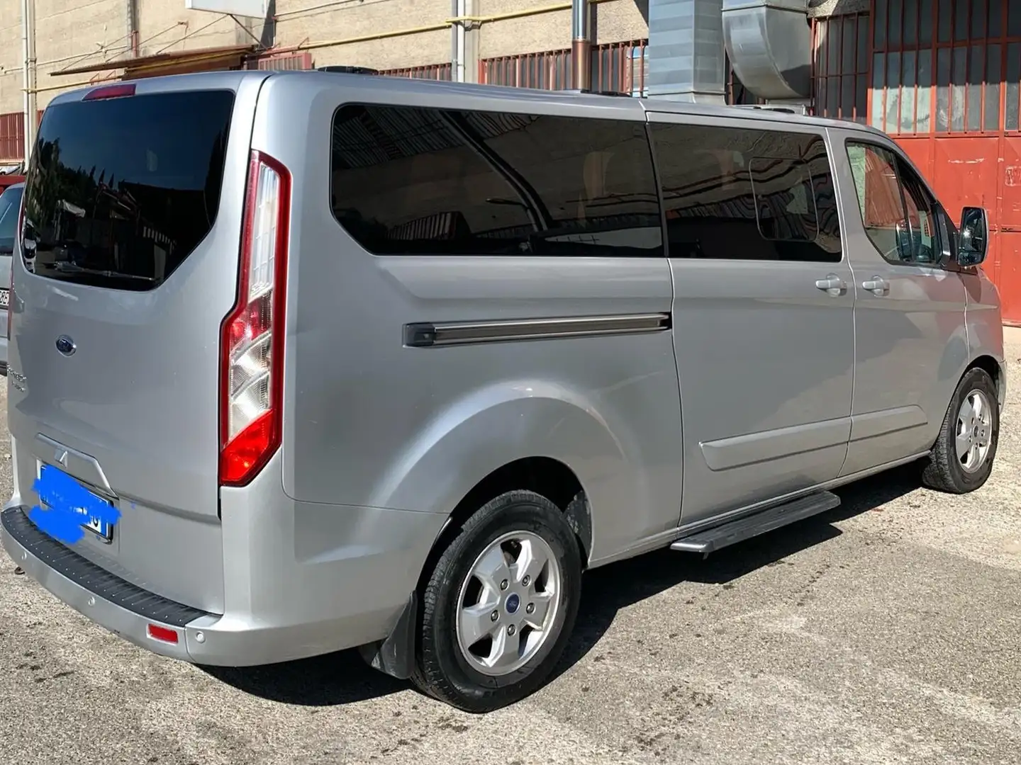 Ford Tourneo Custom 300 2.2 TDCi 155CV PL Titanium Srebrny - 2