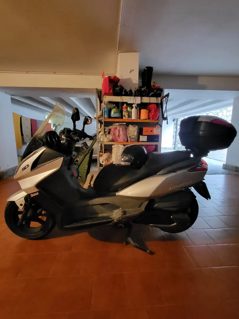 Kymco Downtown 200i vendo con bauletto x  2 caschi jet per cambio moto Srebrny - 1