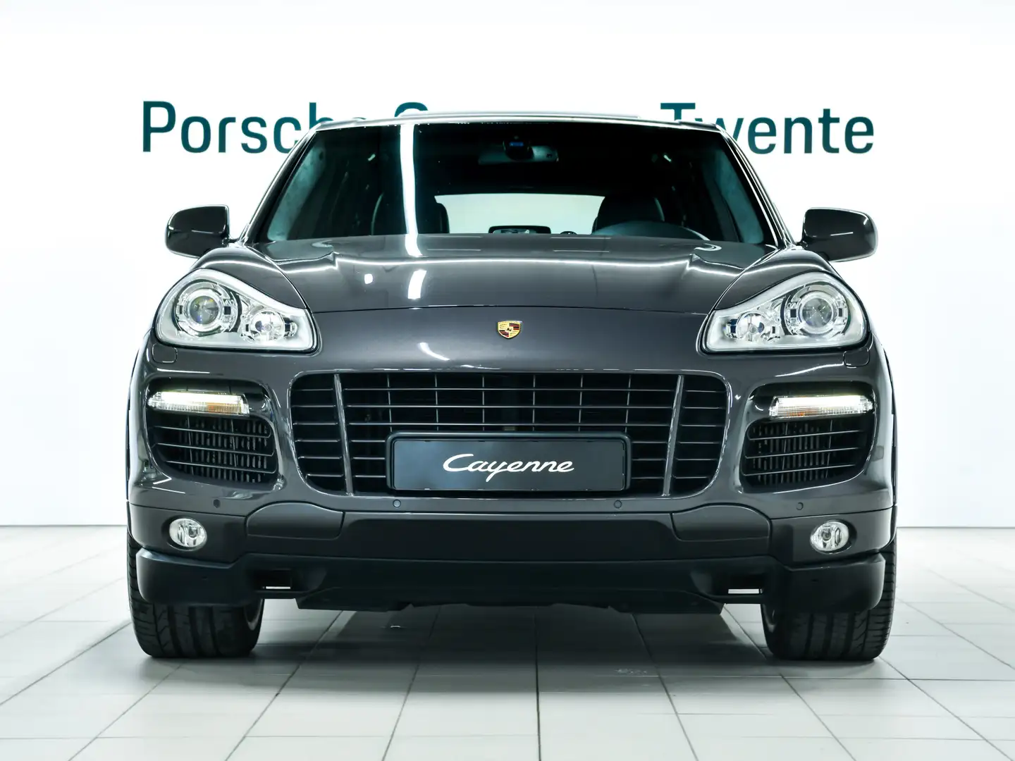 Porsche Cayenne Turbo S Grau - 2