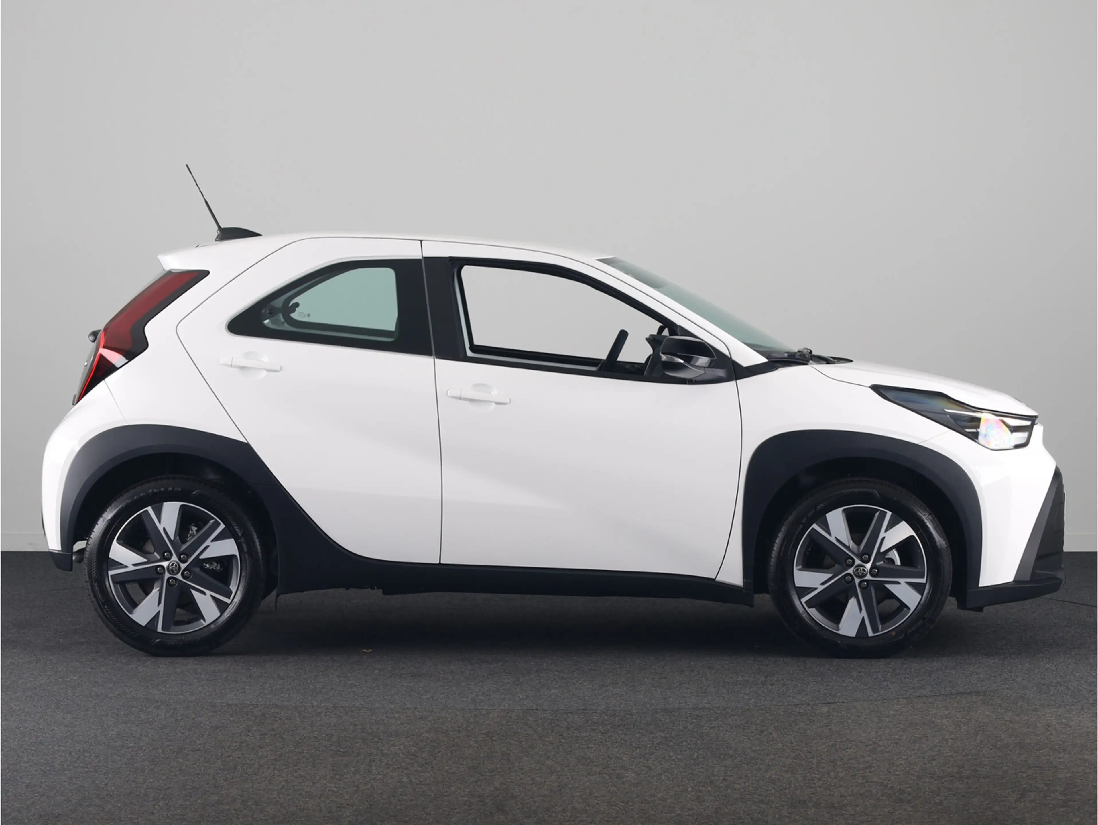 Toyota Aygo X Hybrid 115 play Actie — photo 3