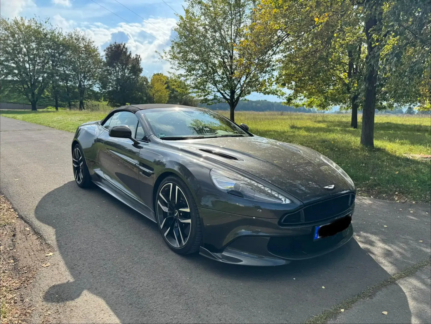 Aston Martin Vanquish Vanquish S Volante (Keramik Carbon) Серый - 1