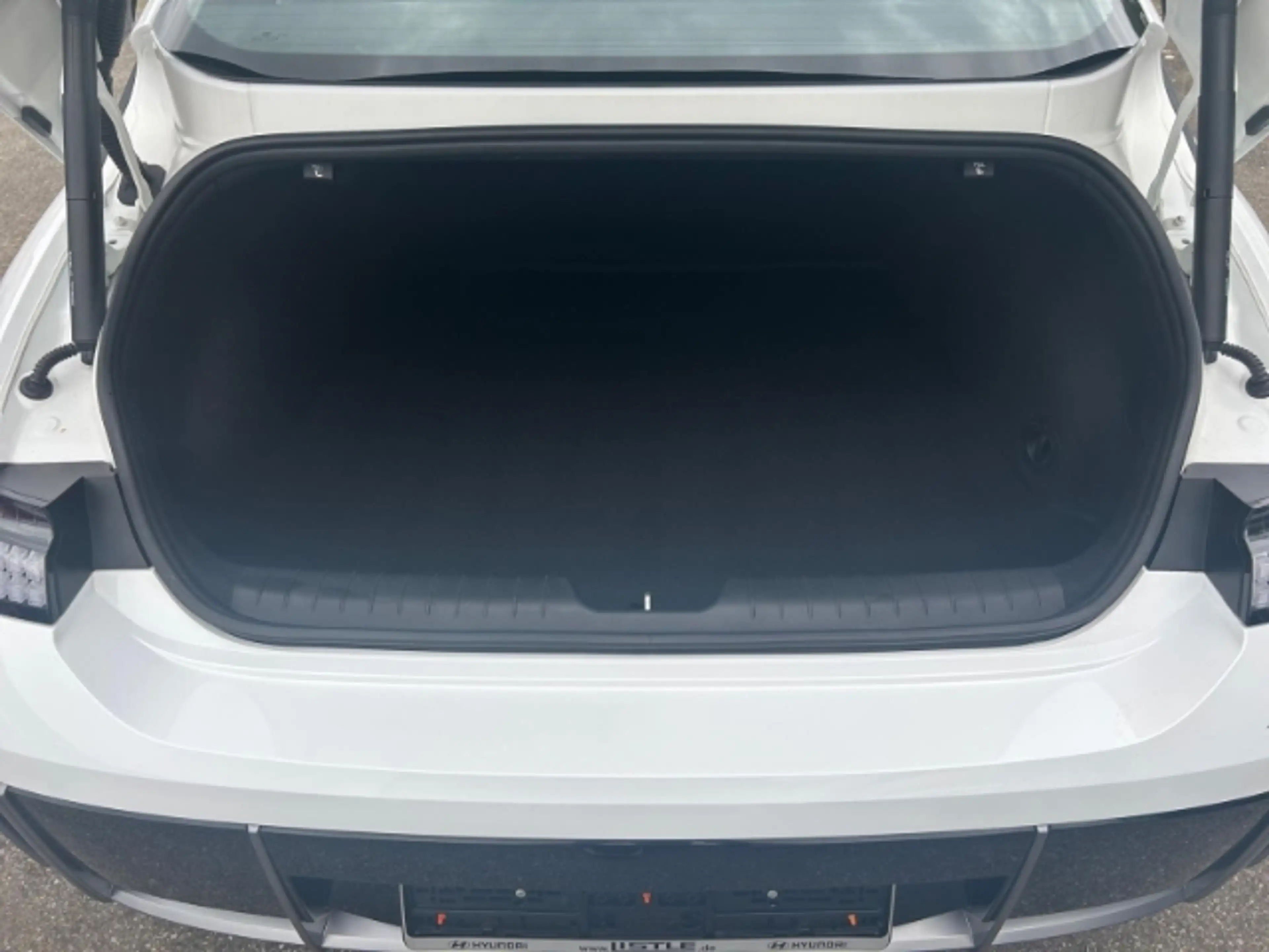 Hyundai IONIQ 6 Basis Elektro Navi Digitales Cockpit LED ACC El. H — photo 12