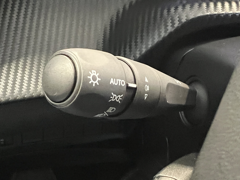Peugeot e-2008 EV Allure Avantage 54 kWh | Android/Apple Carplay — photo 30