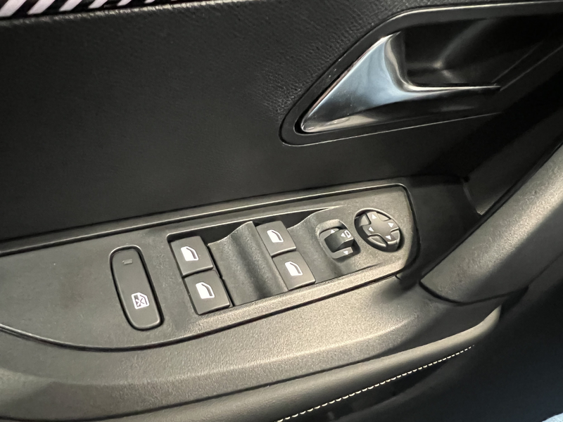 Peugeot e-2008 EV Allure Avantage 54 kWh | Android/Apple Carplay — photo 31