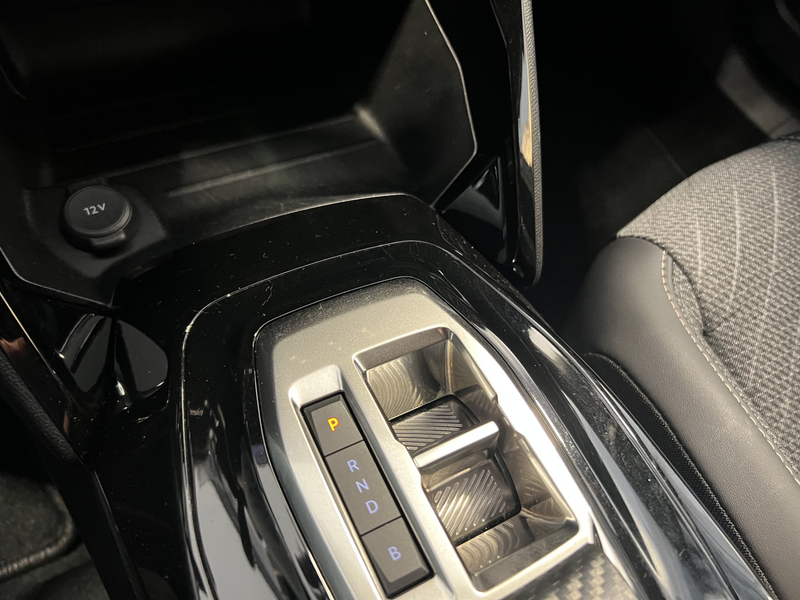 Peugeot e-2008 EV Allure Avantage 54 kWh | Android/Apple Carplay — photo 16