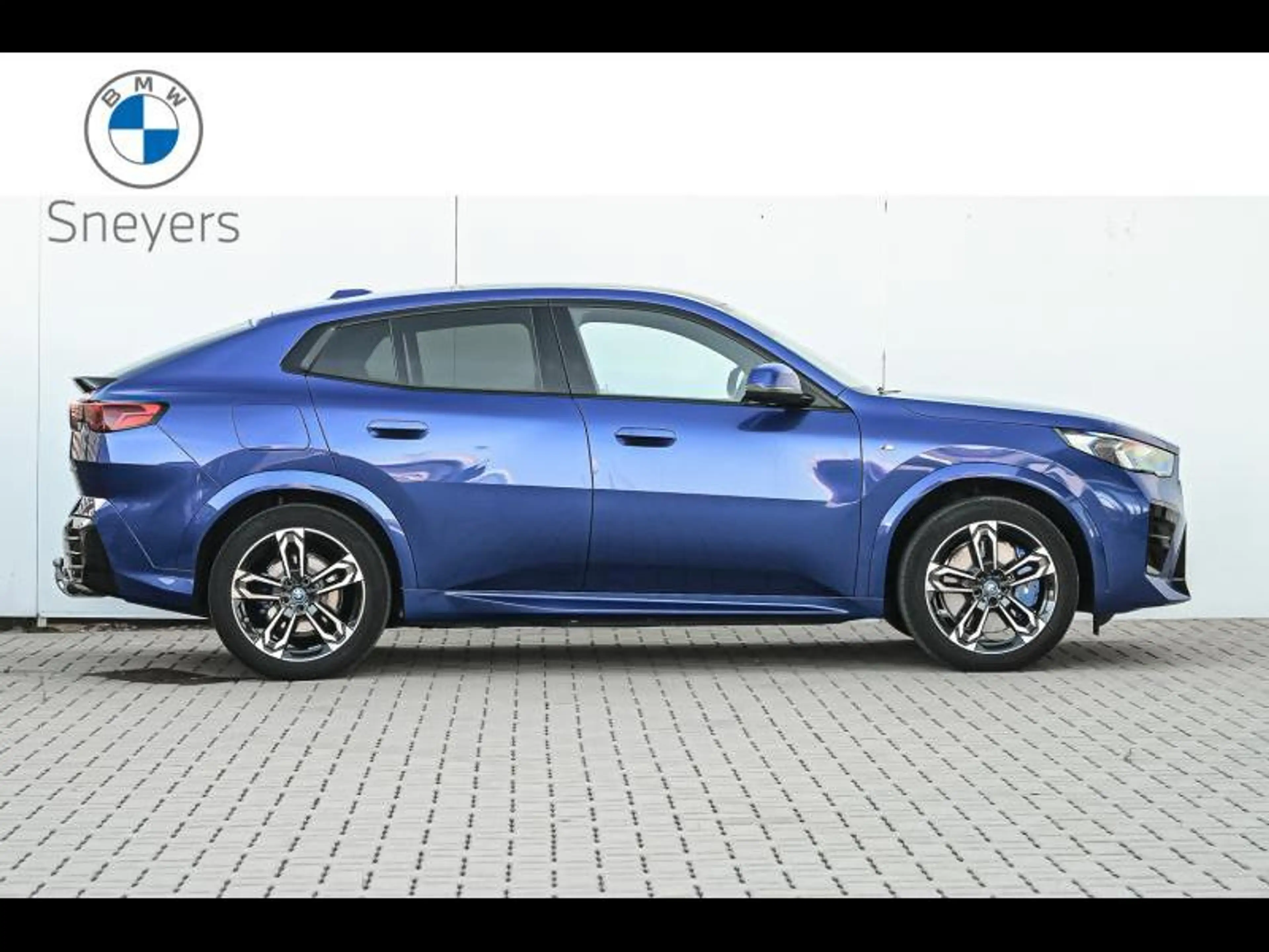 BMW iX2 30 — photo 3